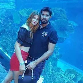 Honeymoon couple in Dubai Aquarium